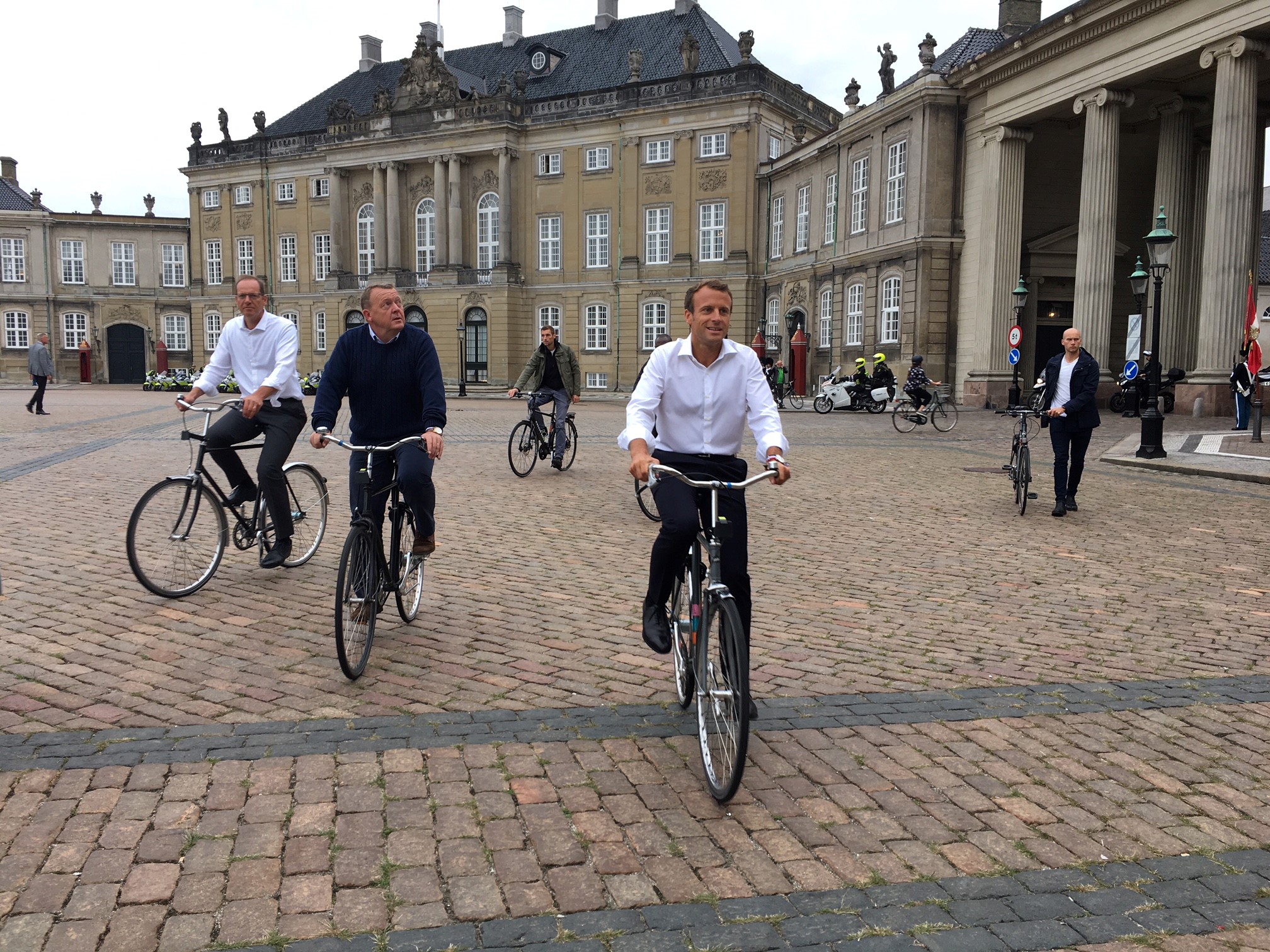 ماكرون يتجول بالدراجة مع رئيس وزراء الدنمارك