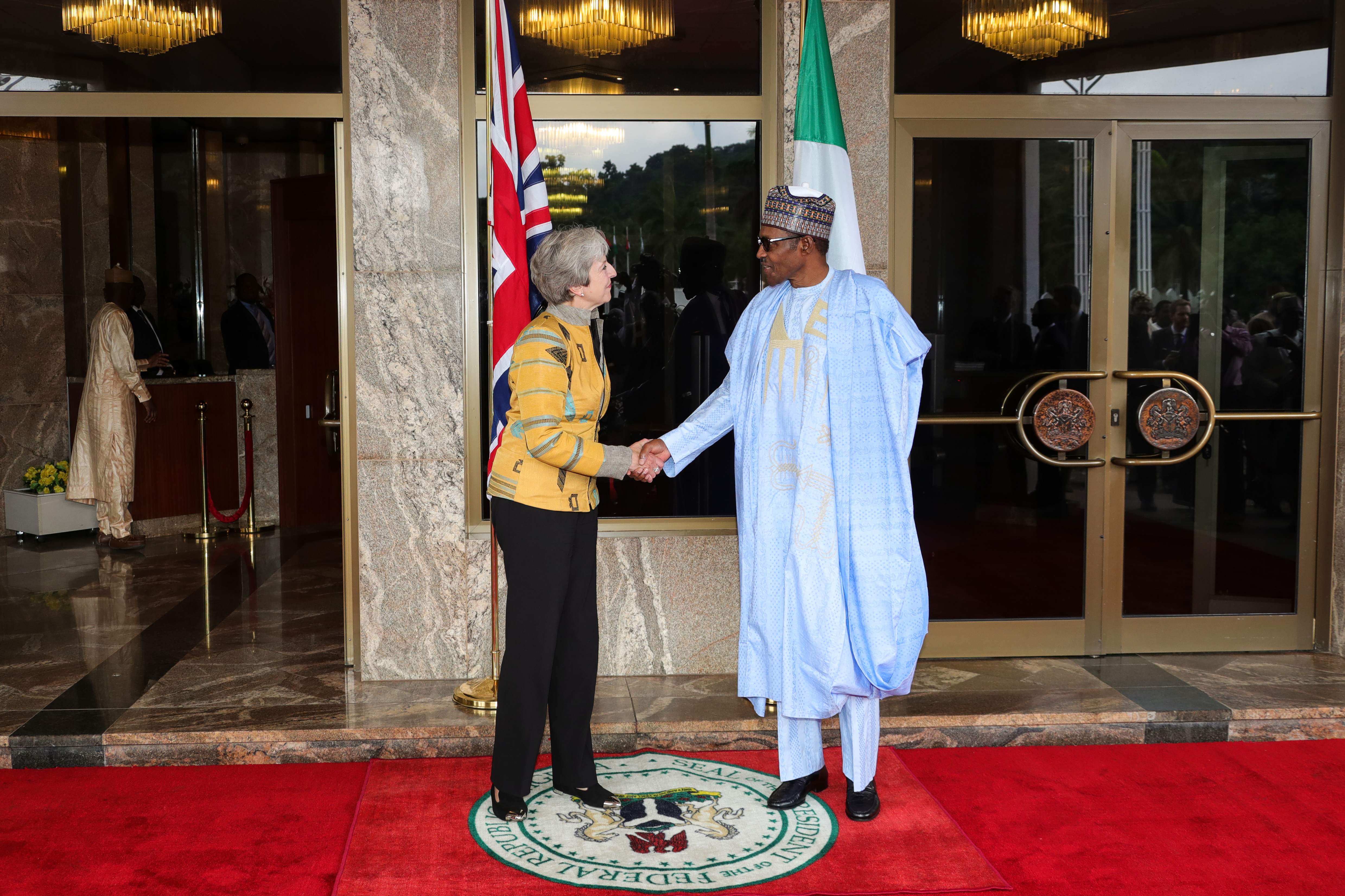 الرئيس النيجيرى محمد بخارى وتريزا ماى