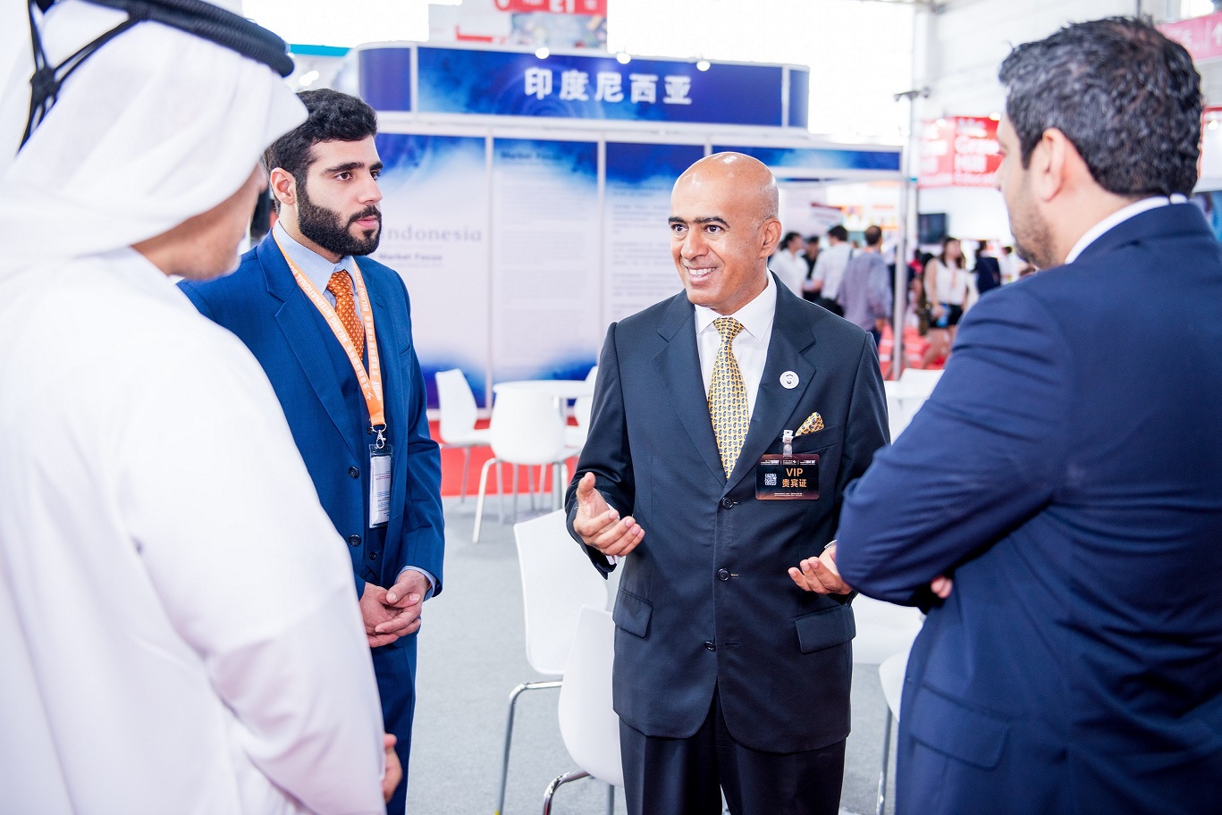 خلال زيارة الدكتورعلى عبيد الظاهرى سفير دولة الإمارات العربية المتحدة لدى جمهورية الصين الشعبية لمنصه هيئة الشارقة للكتاب بمعرض بكين (3)