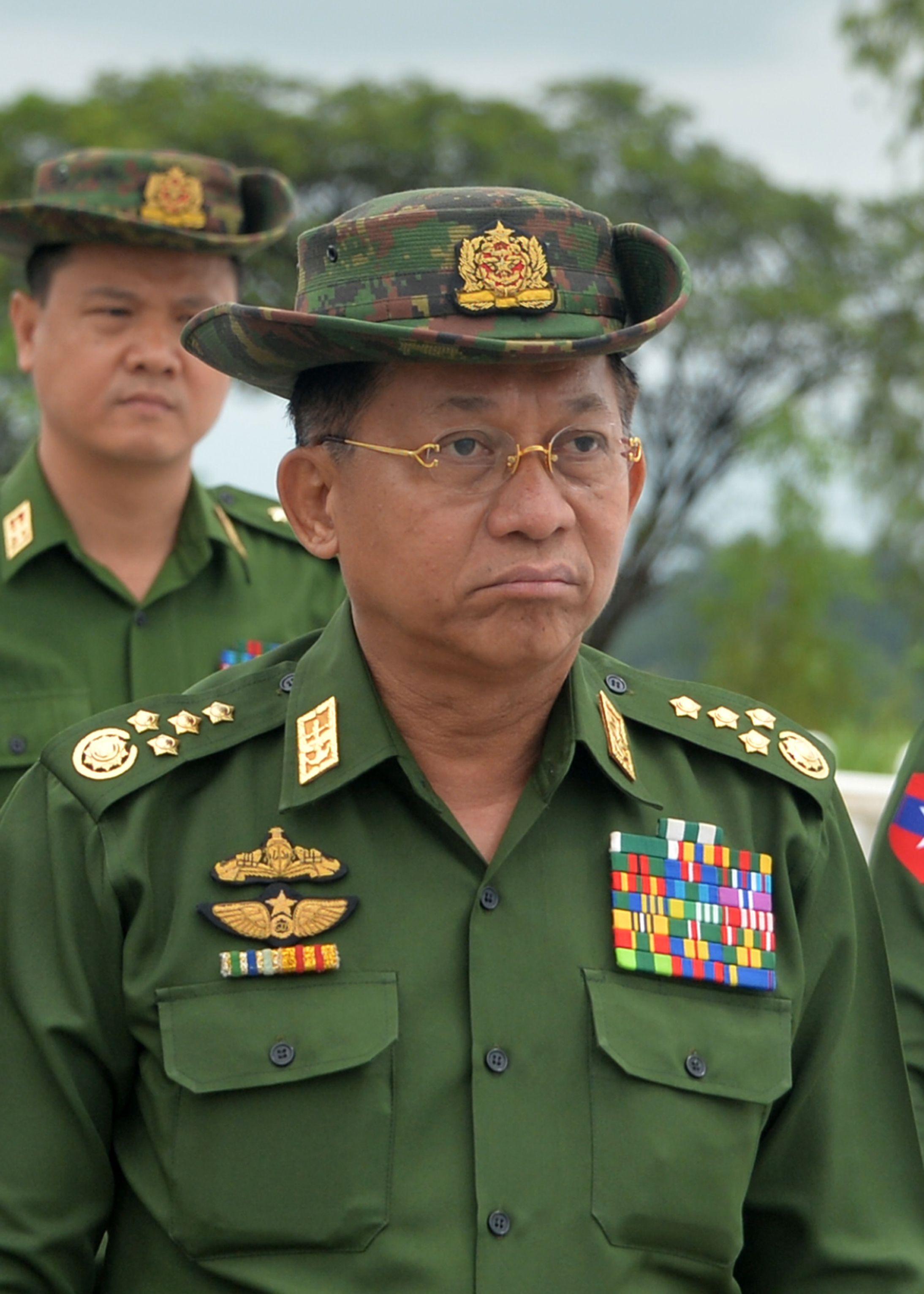 الاستياء واضح على قائد جيش ميانمار