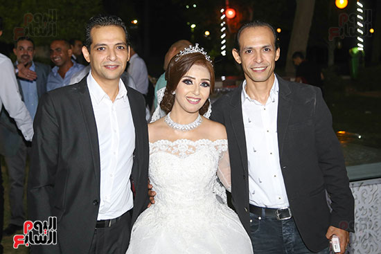  العروسة ولاء تتوسط شقيقيها وائل ووافى 