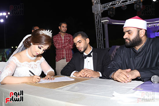 العروسة ولاء فيصل توقع عقد قرانها 