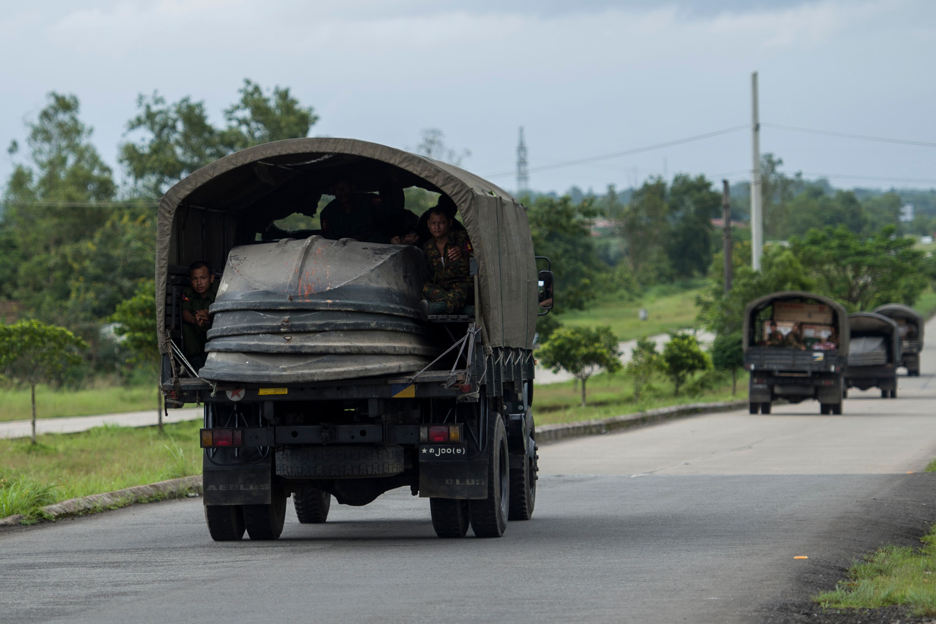 مراكب ومساعدات محملة داخل العربات التابعة لجيش ميانمار