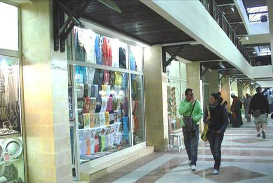 سوق سافوى السياحى بجوار المحطة