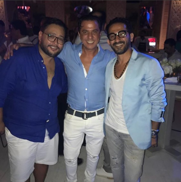 أحمد حلمى وأحمد رزق خلال حفل الزفاف