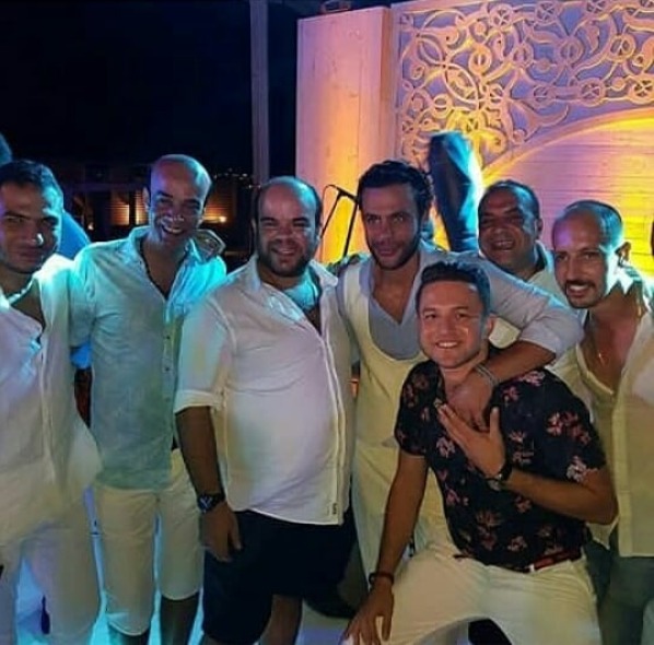 صورة جماعية مع محمد عادل إمام خلال حفل زفافه