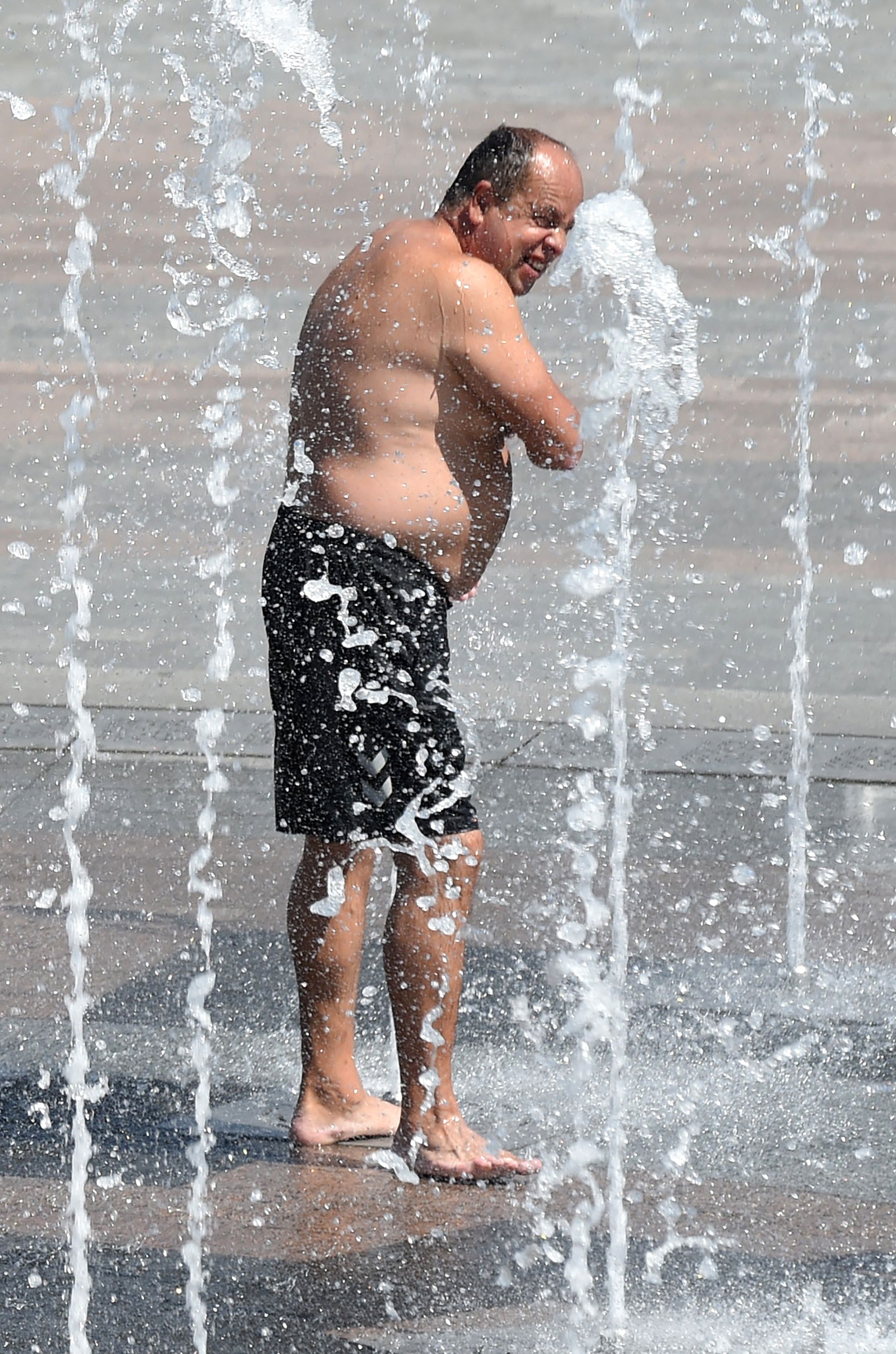 رجل يستمتع بالمياه فى كييف