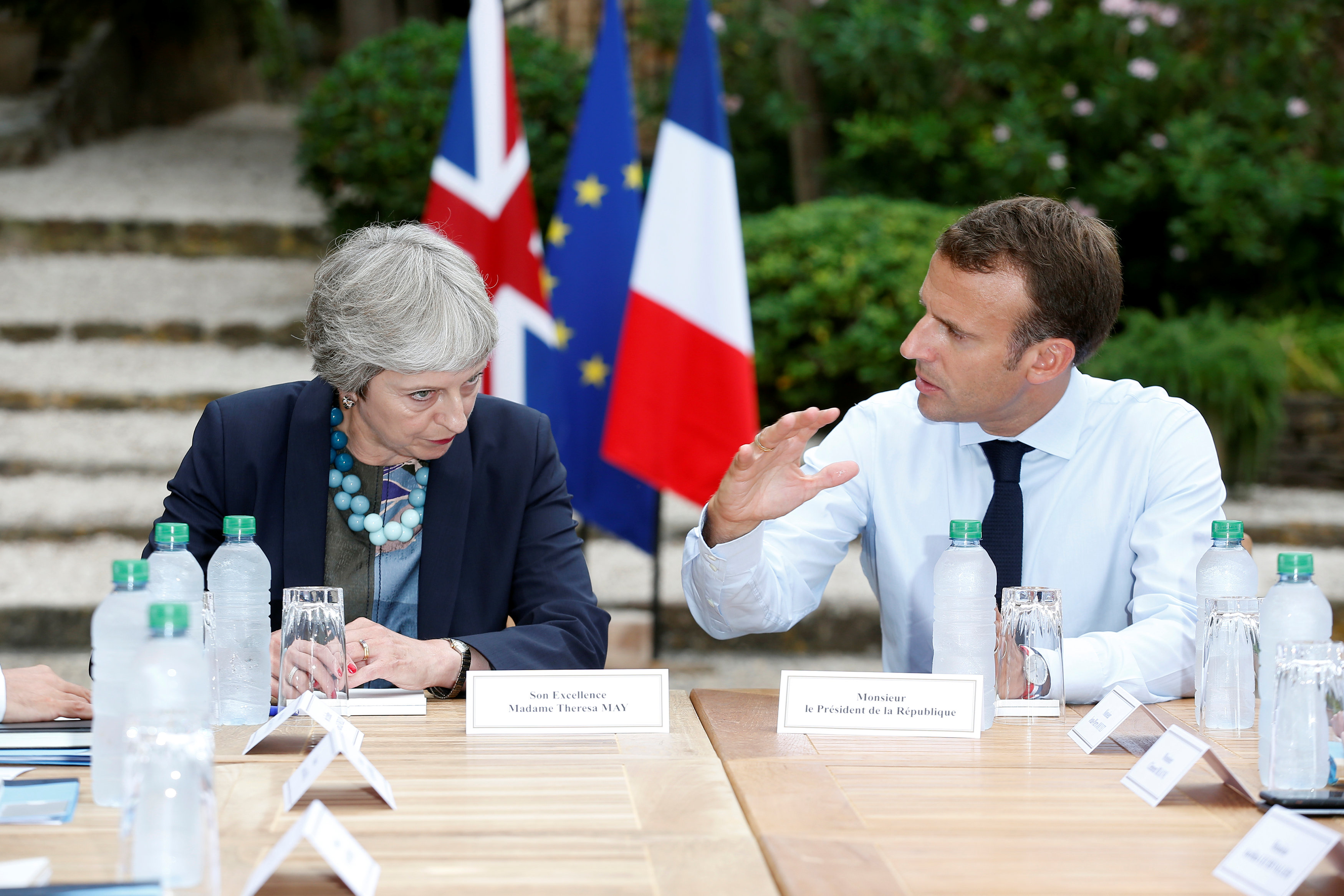الرئيس الفرنسي يتحدث لرئيسة وزارء بريطانيا
