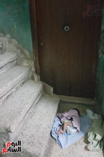 طفلة رضيعة أمام باب شقة بشبرا الخيمة (3)