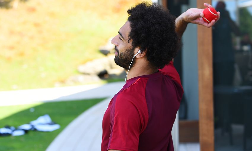 محمد صلاح يمسك بكرة التنس