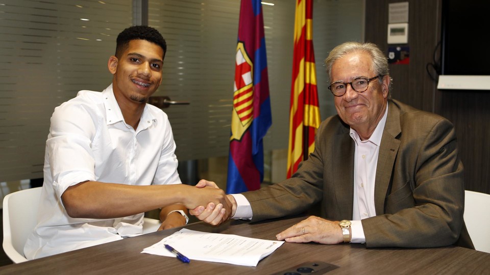 رونالد أراوخو يوقع عقد انتقاله إلى برشلونة