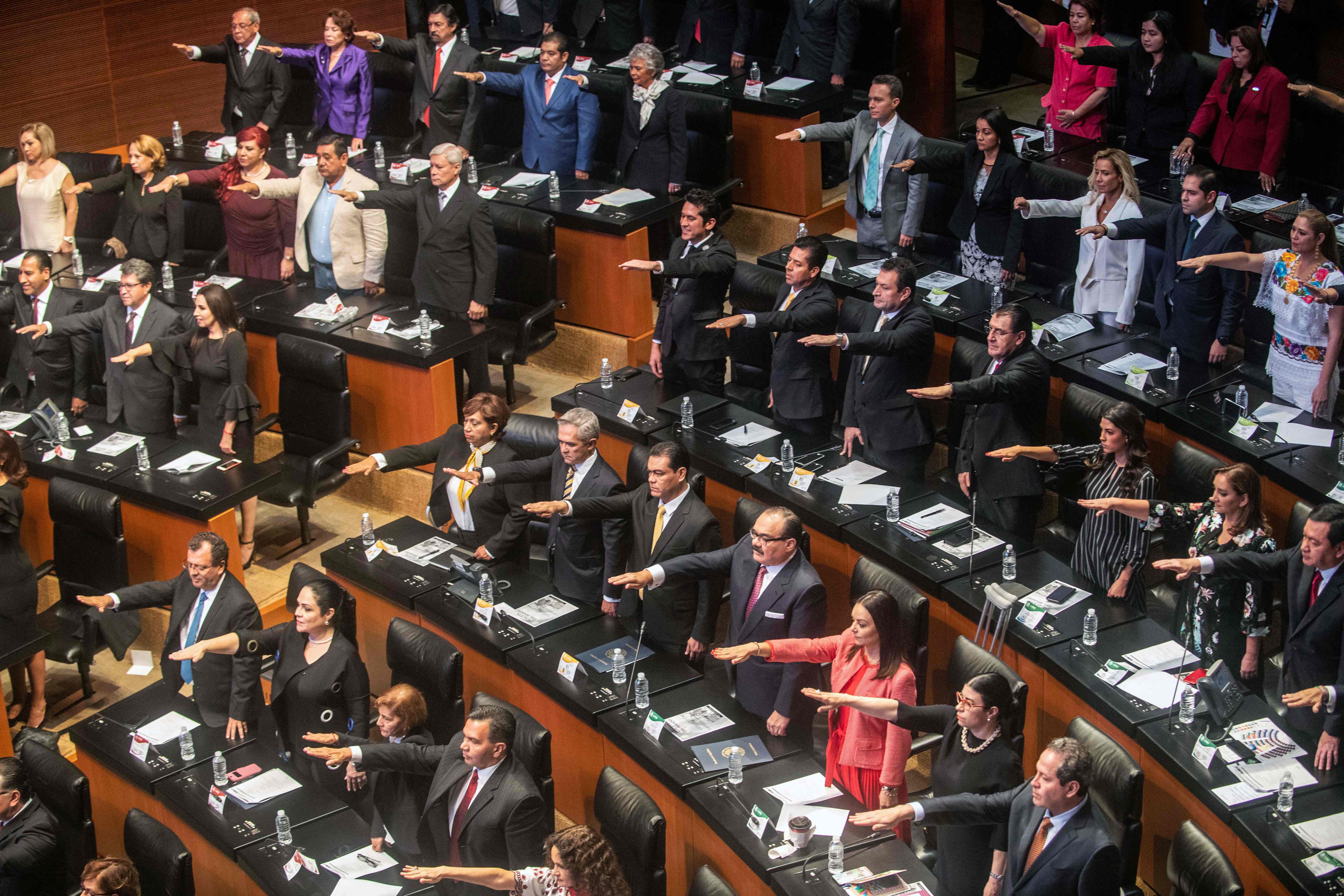 أعضاء البرلمان المكسيكى يحلفون اليمين الدستورية