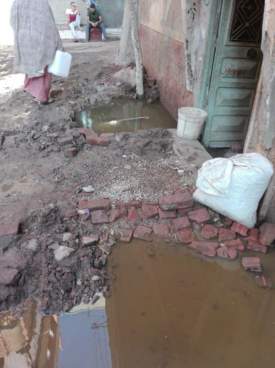 مياه الصرف تغرق شوارع ومنازل قرية بالغربية (2)