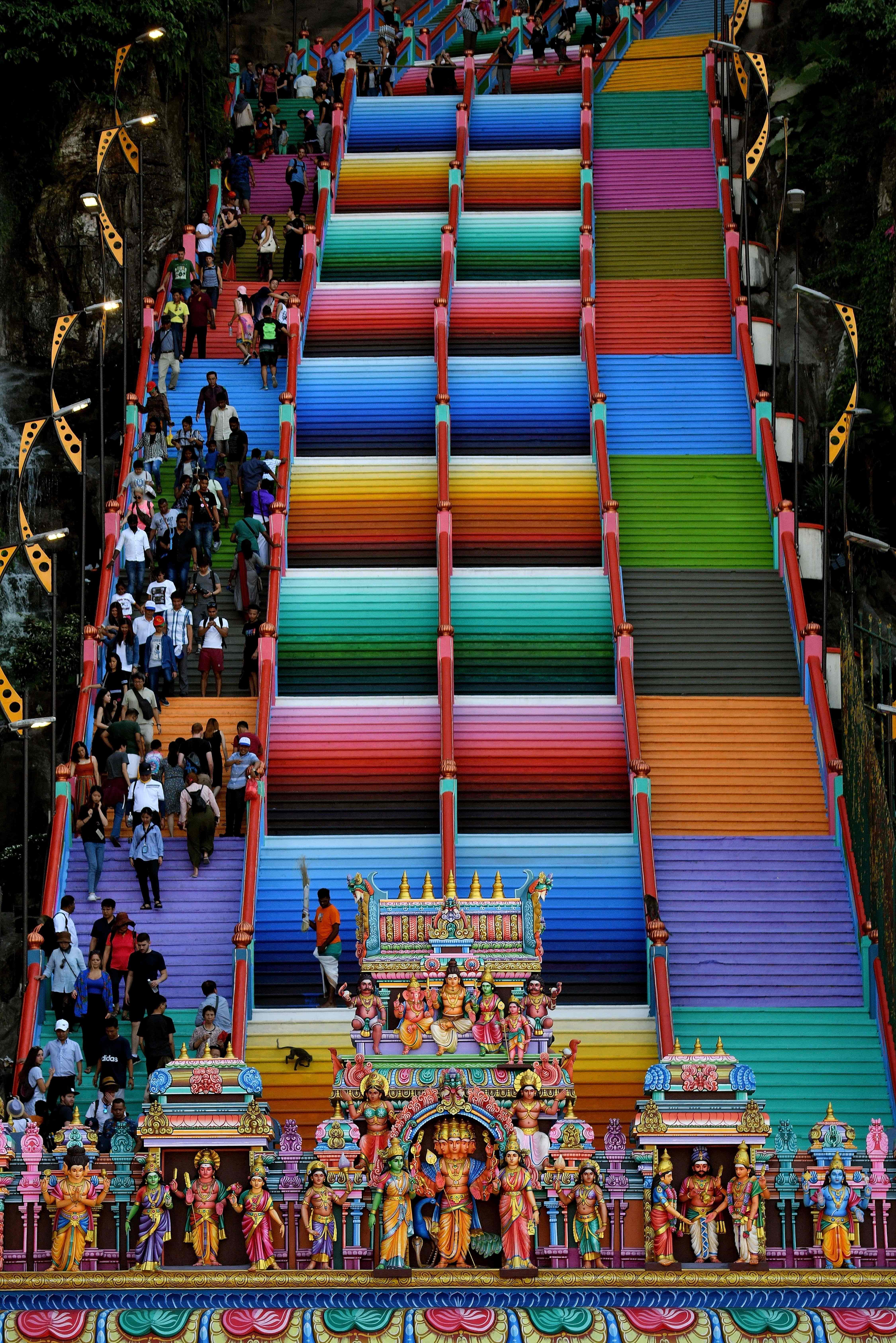 الألوان الزاهية بمدخل المعابد الهندوسية