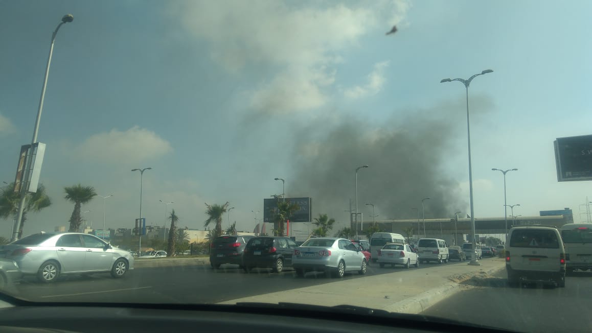 حريق بسيارة أمام مدخل مدينة الشيخ زايد (3)