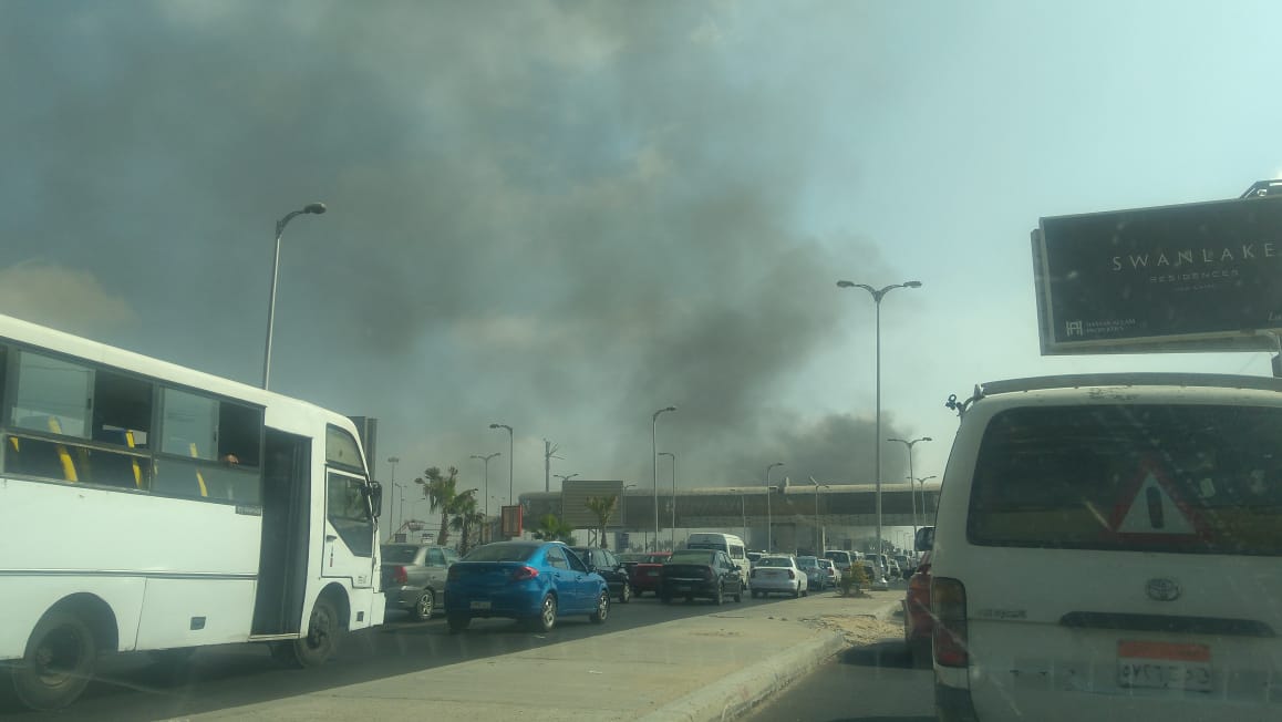 حريق بسيارة أمام مدخل مدينة الشيخ زايد (4)