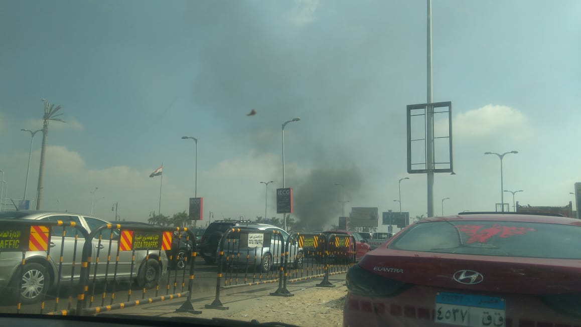 حريق بسيارة أمام مدخل مدينة الشيخ زايد (2)