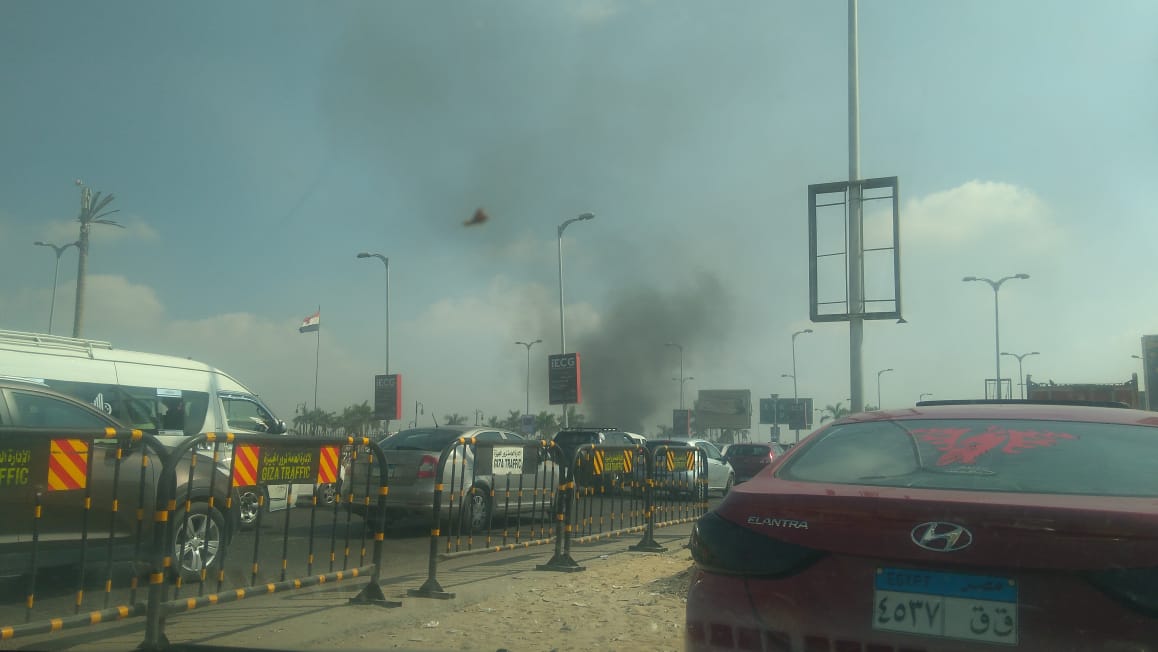 حريق بسيارة أمام مدخل مدينة الشيخ زايد (1)