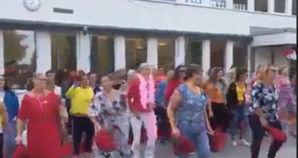 رقص فى استقبال طلاب بالسويد