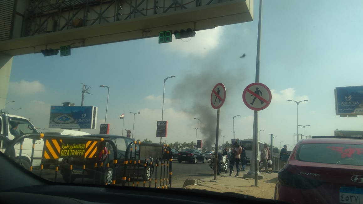 حريق بسيارة أمام مدخل مدينة الشيخ زايد (5)