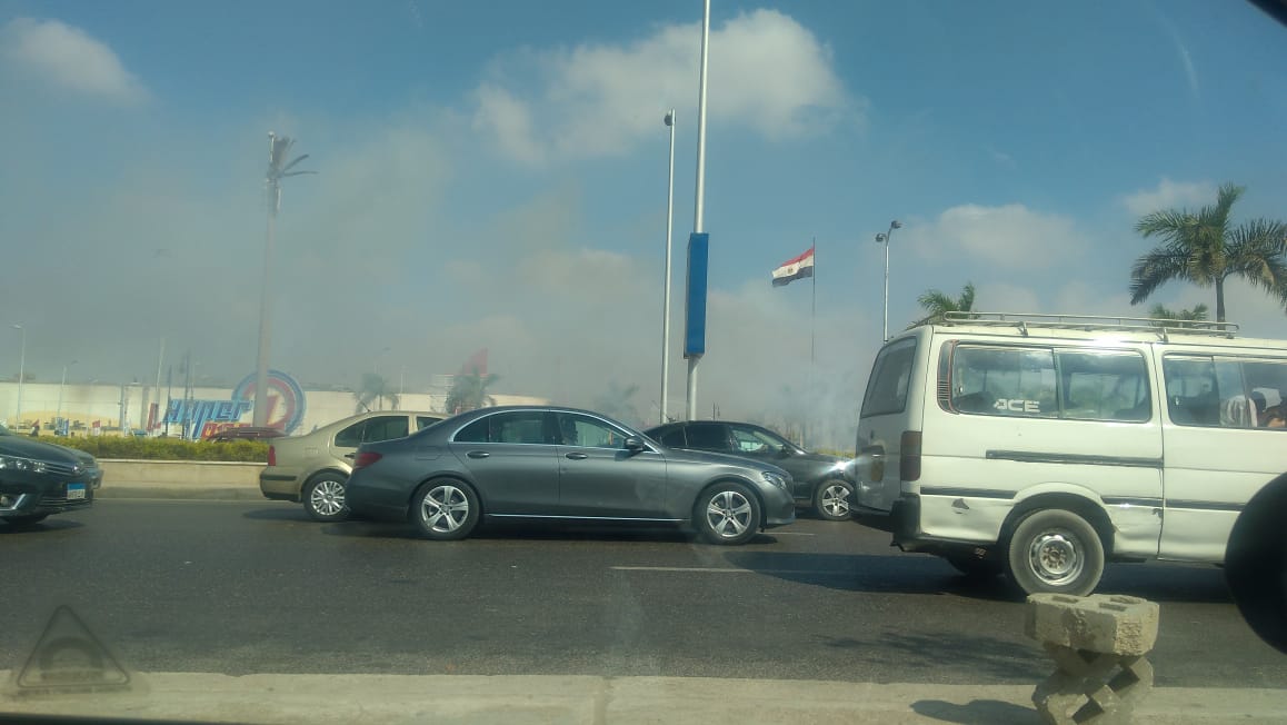 حريق بسيارة أمام مدخل مدينة الشيخ زايد (6)