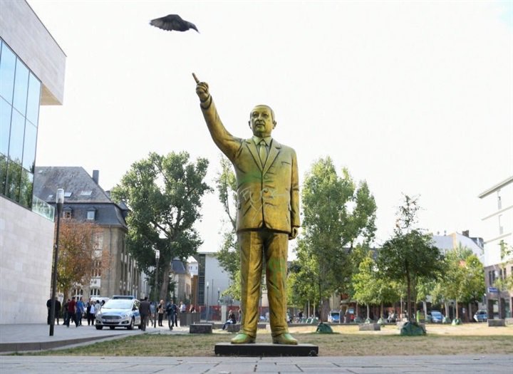 تمثال الديكتاتور التركى