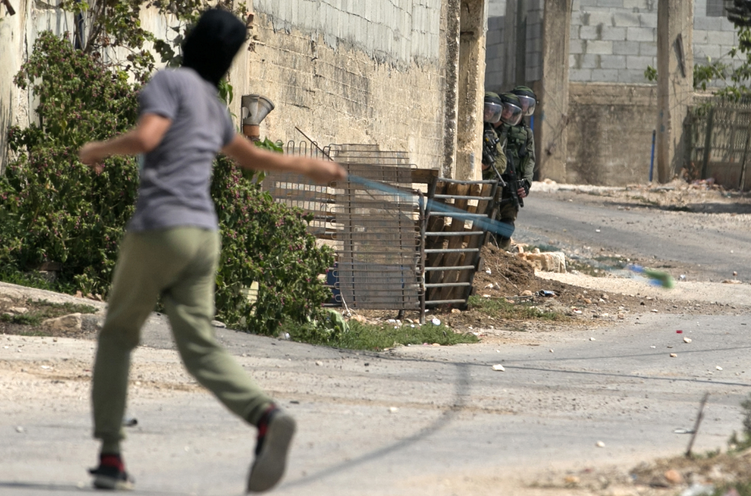 طفل فلسطينى يواجه رصاص الاحتلال الإسرائيلى
