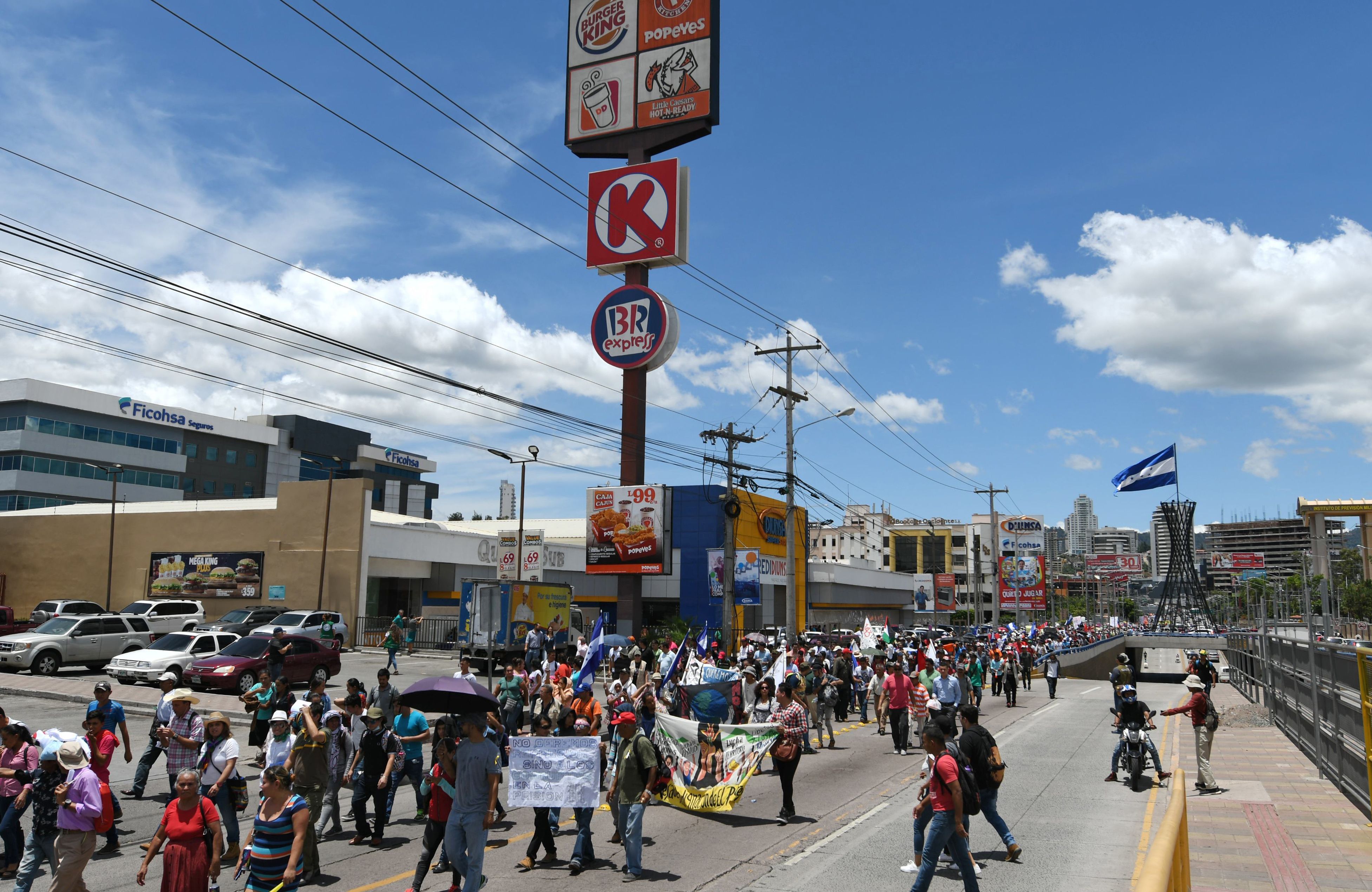جانب من المسيرات فى هندوراس