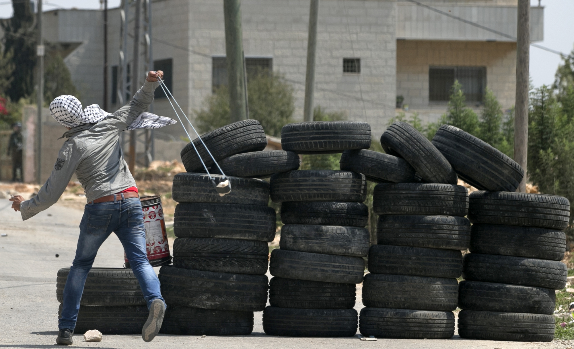 طفل فلسطينى يواجه رصاص الاحتلال