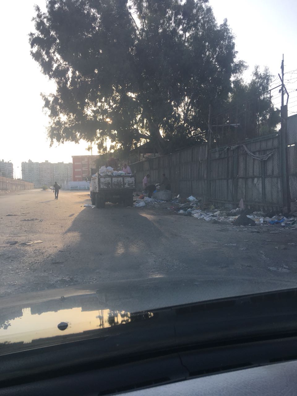  سيارات النظافة تفرغ حمولتها من القمامة خلف منطقة الجولف (3)