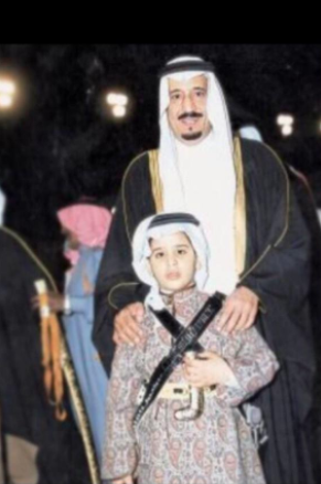 الملك سلمان بن عبد العزيز مع نجله الأمير محمد بن سلمان