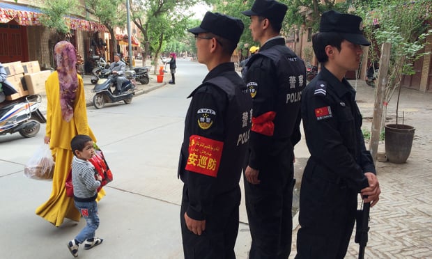الشرطة الصينية فى مقاطعة شنجيانج