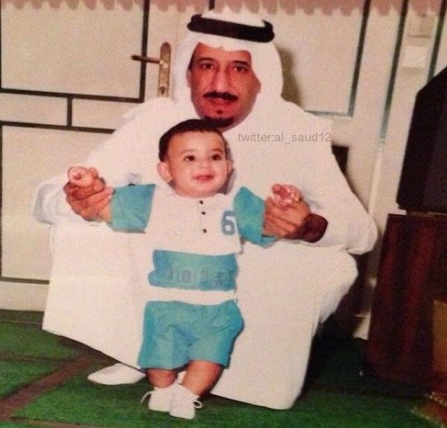 لقطة نادرة للملك سلمان بن عبد العزيز مع ابنه الأمير محمد بن سلمان
