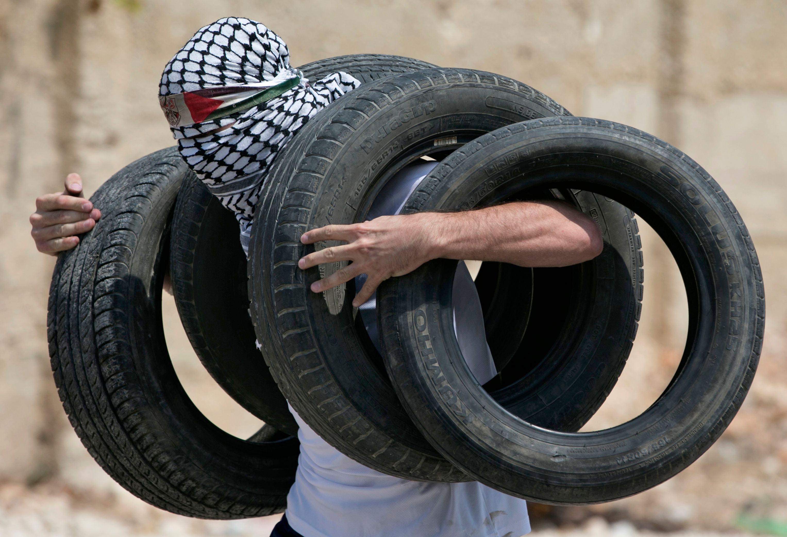 طفل فلسطينى يمسك الكاوتسوك 