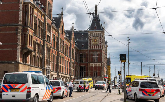 170150-سيارات-الشرطة-حول-محطة-قطار-امستردام