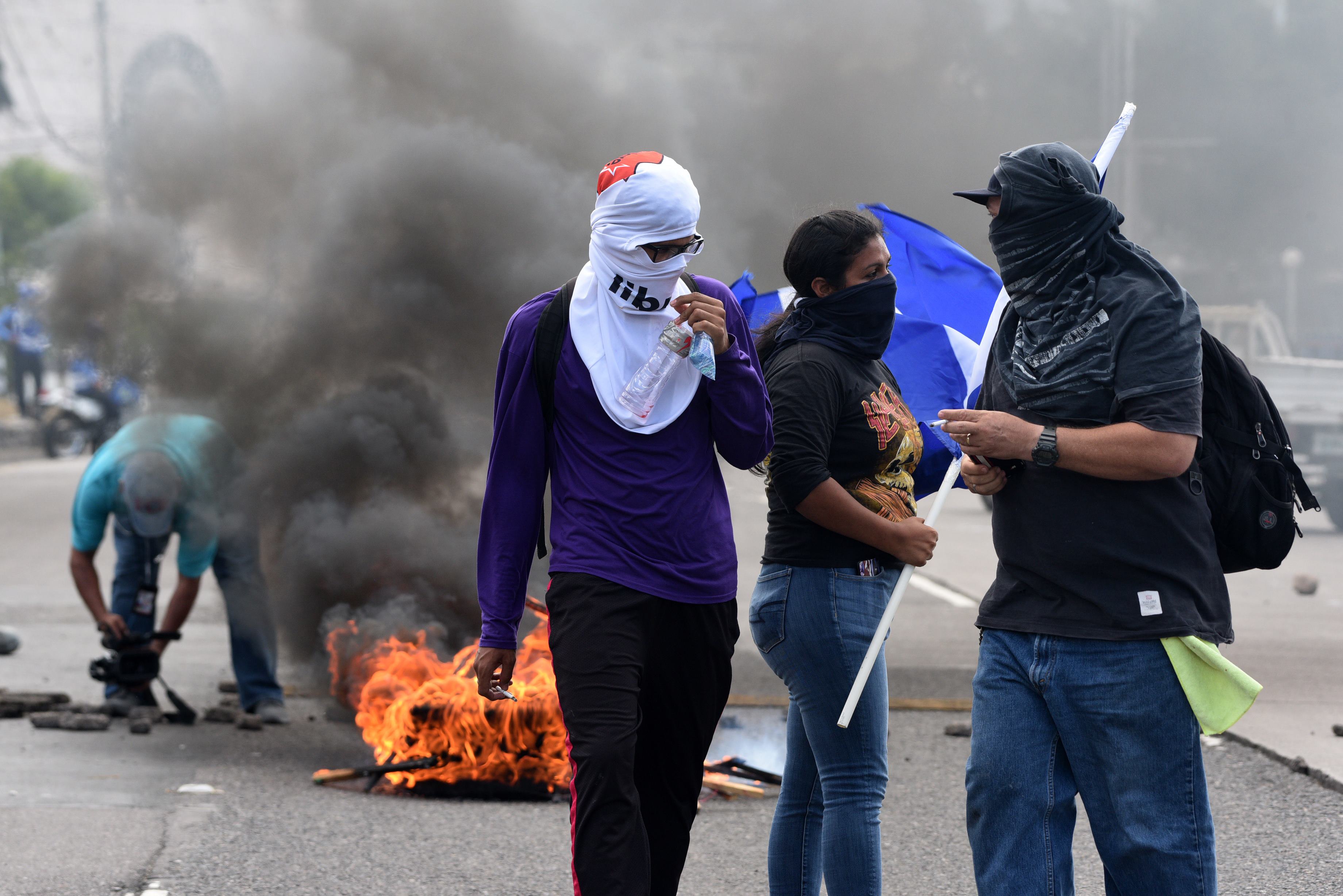 المحتجون يشعلون النار فى الطرق