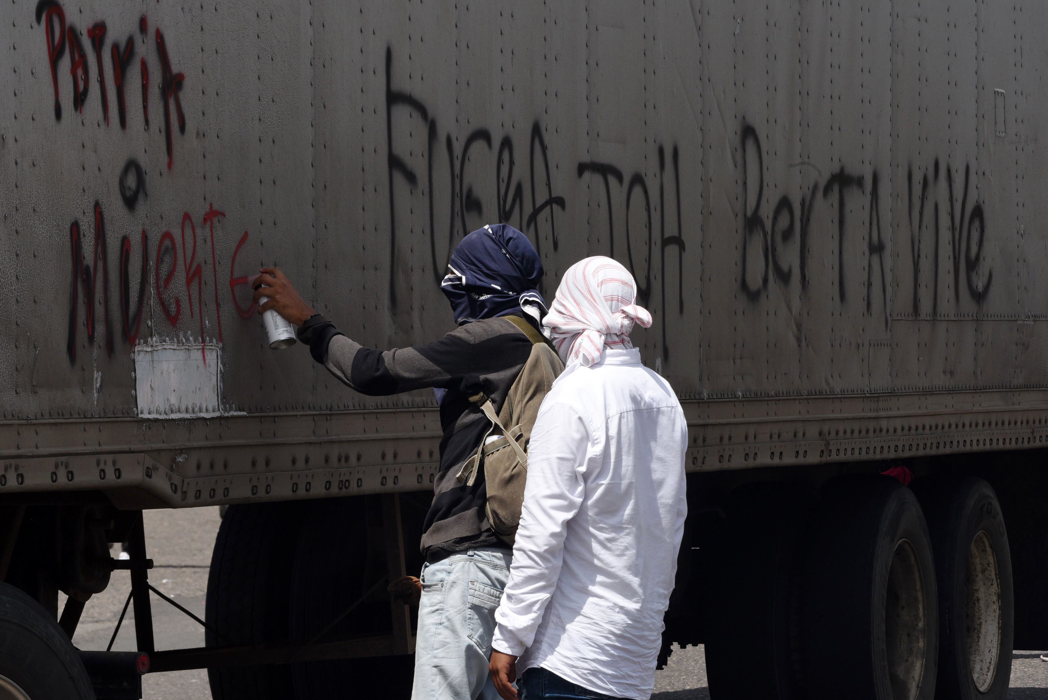 المحتجون يكتبون شعارات ضد رئيس هندوراس