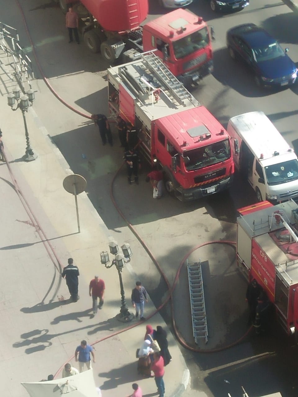 سيارات الاطفاء تحاول اخماد الحريق (1)