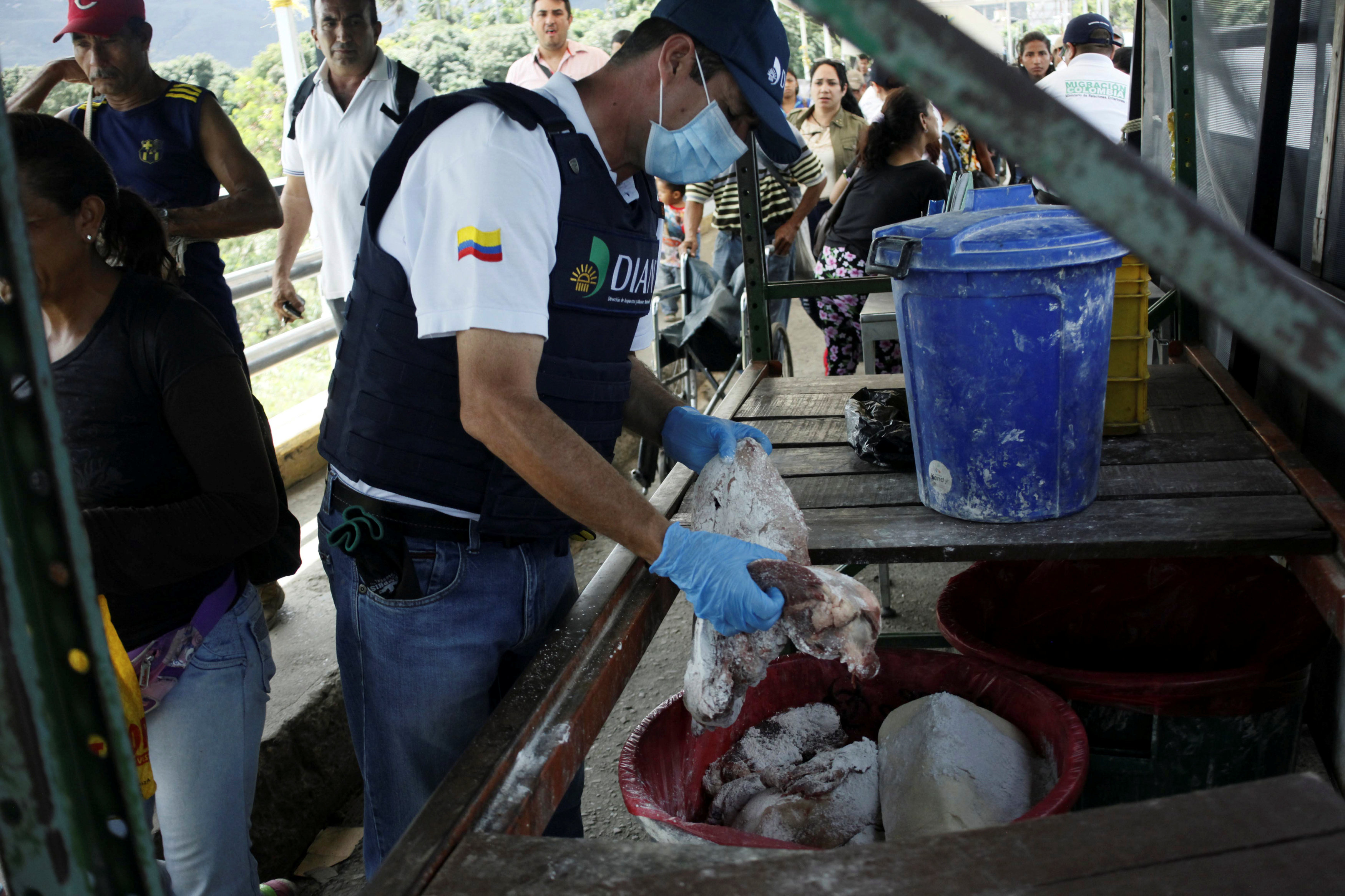  جانب من فحص شرطة فنزويلا للحوم 