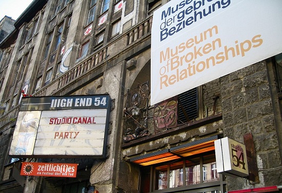 1024px-Museum_of_Broken_Relationships_in_Berlin_20071023