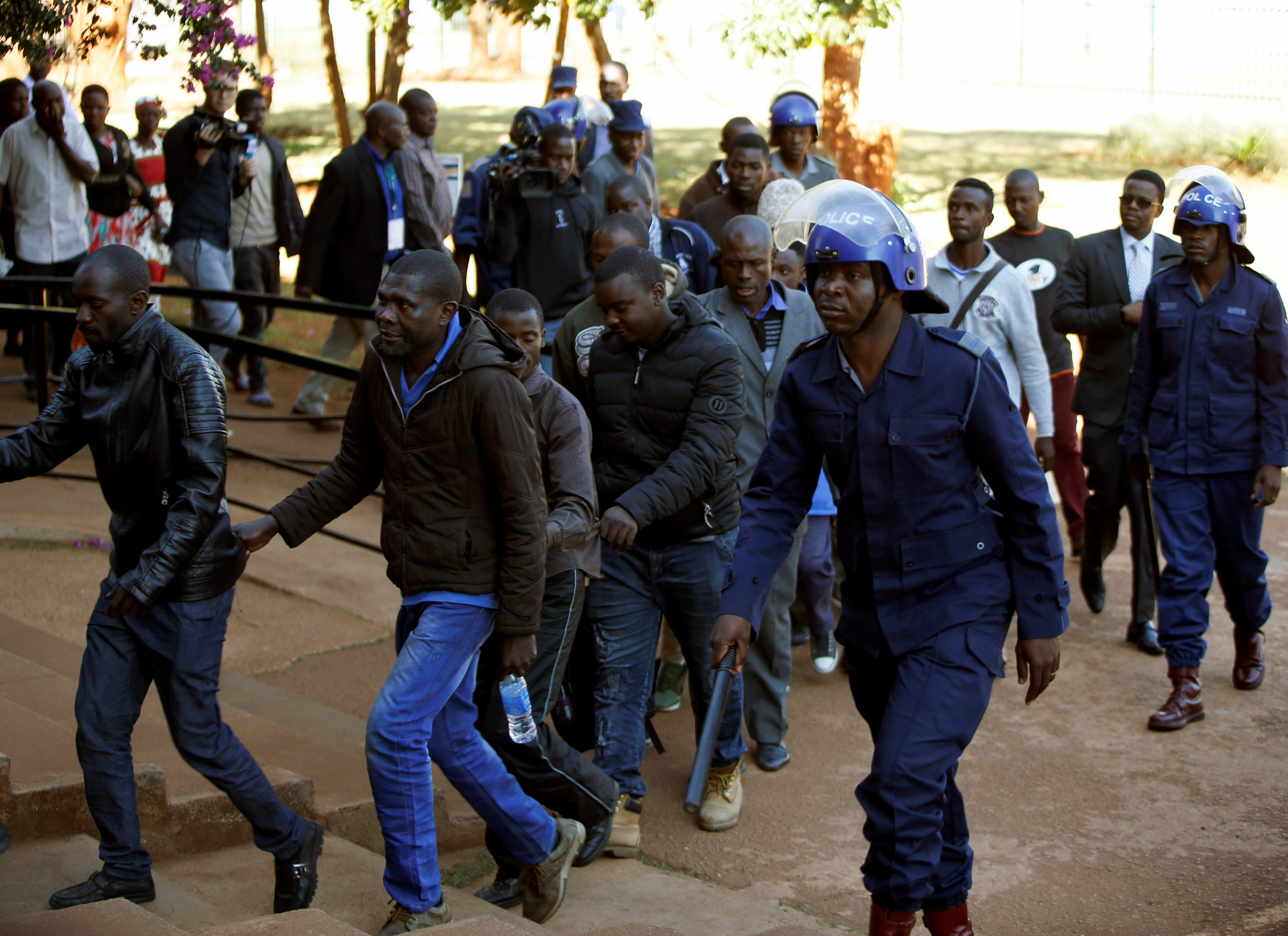 أنصار المعارضة فى زيمبابوى فى طريقهم للمحكمة (1)