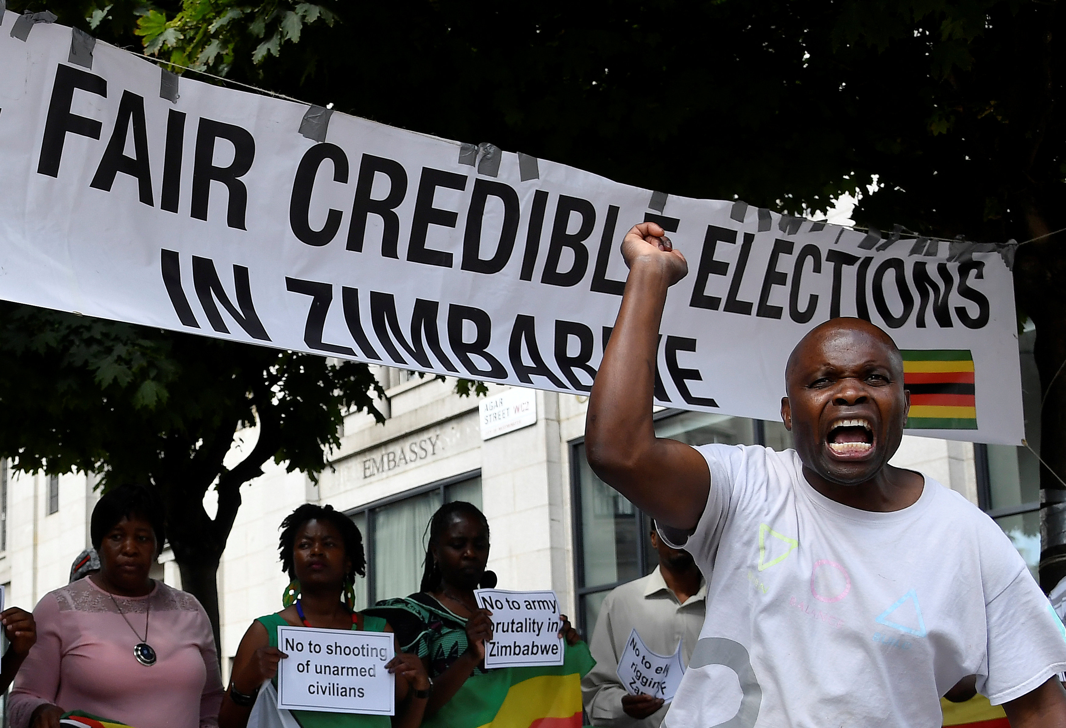 الزيمبابويين يتظاهرن فى لندن