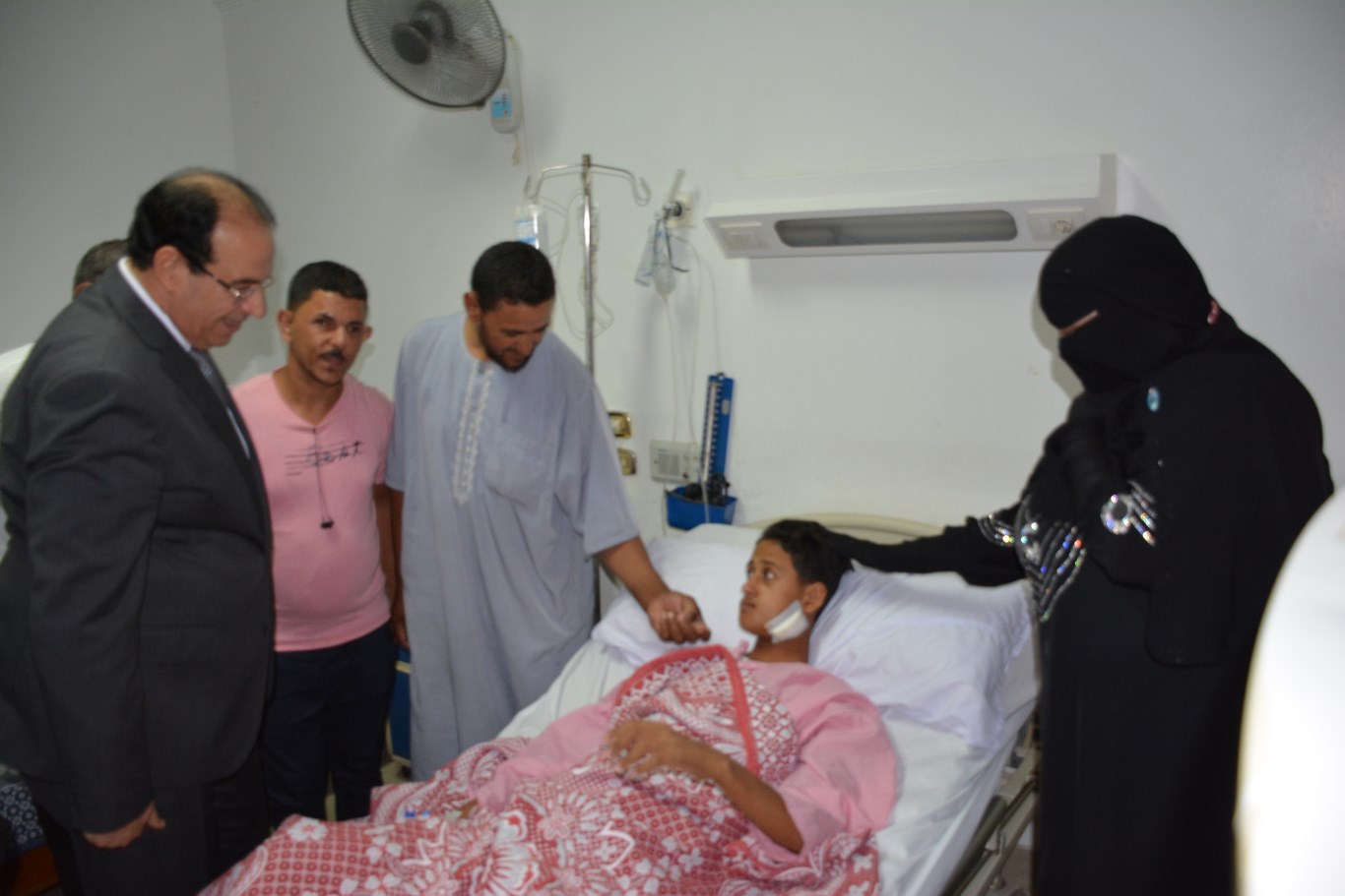 محافظ الدقهلية يزور مصابي حادث بورسعيد (4)