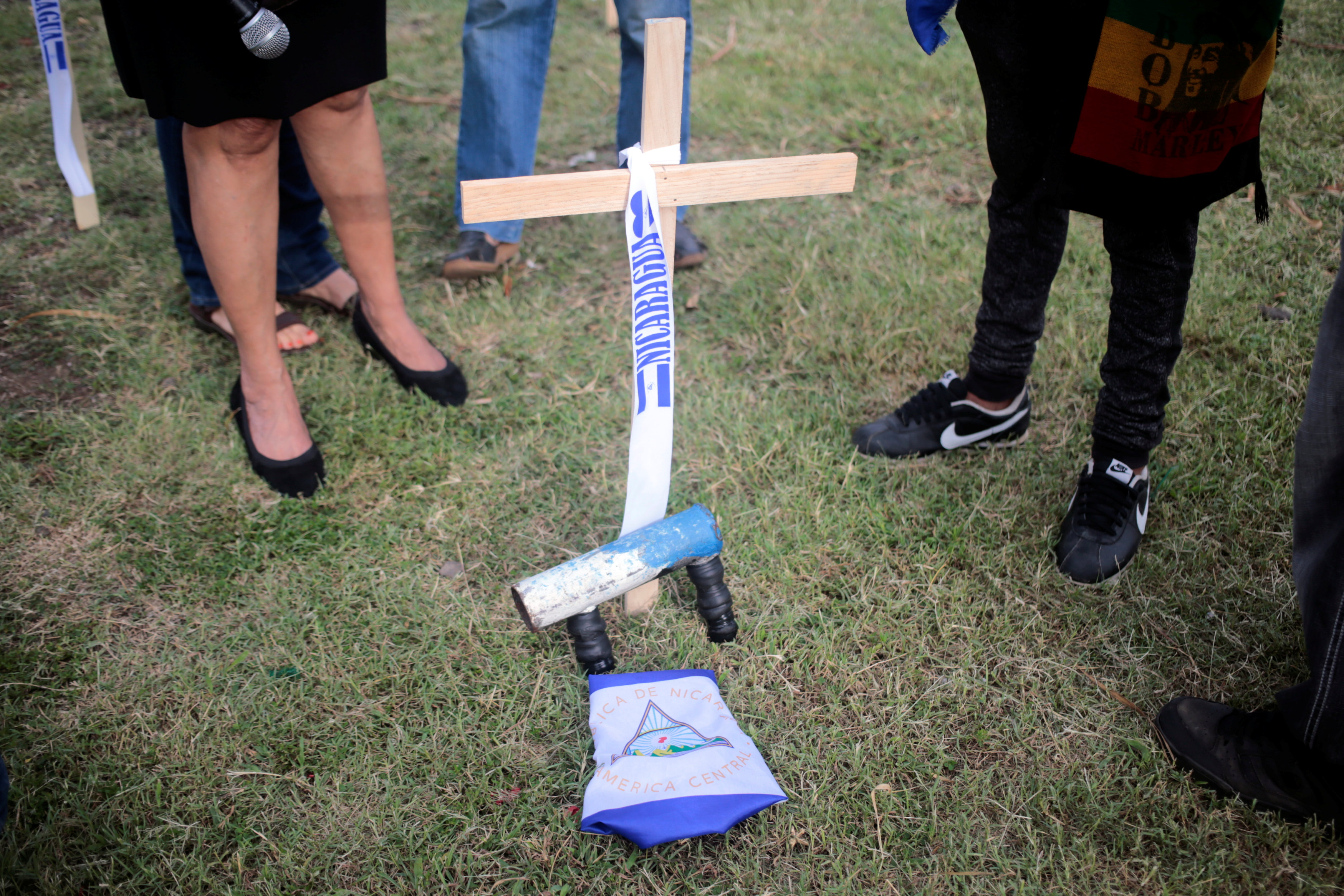 علم نيكاراجوا بجانب أسماء الضحايا 