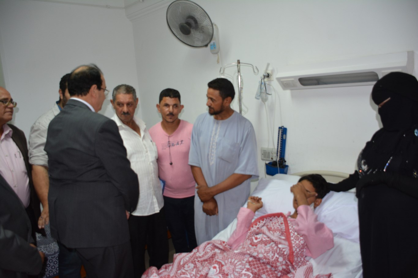 محافظ الدقهلية يزور مصابي حادث بورسعيد (5)