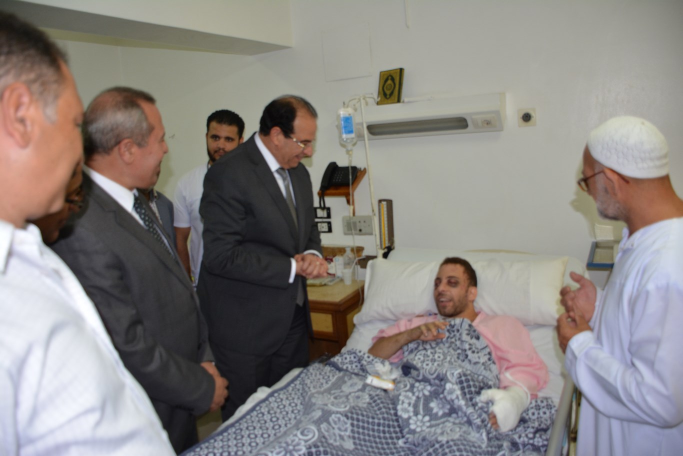 محافظ الدقهلية يزور مصابي حادث بورسعيد (2)