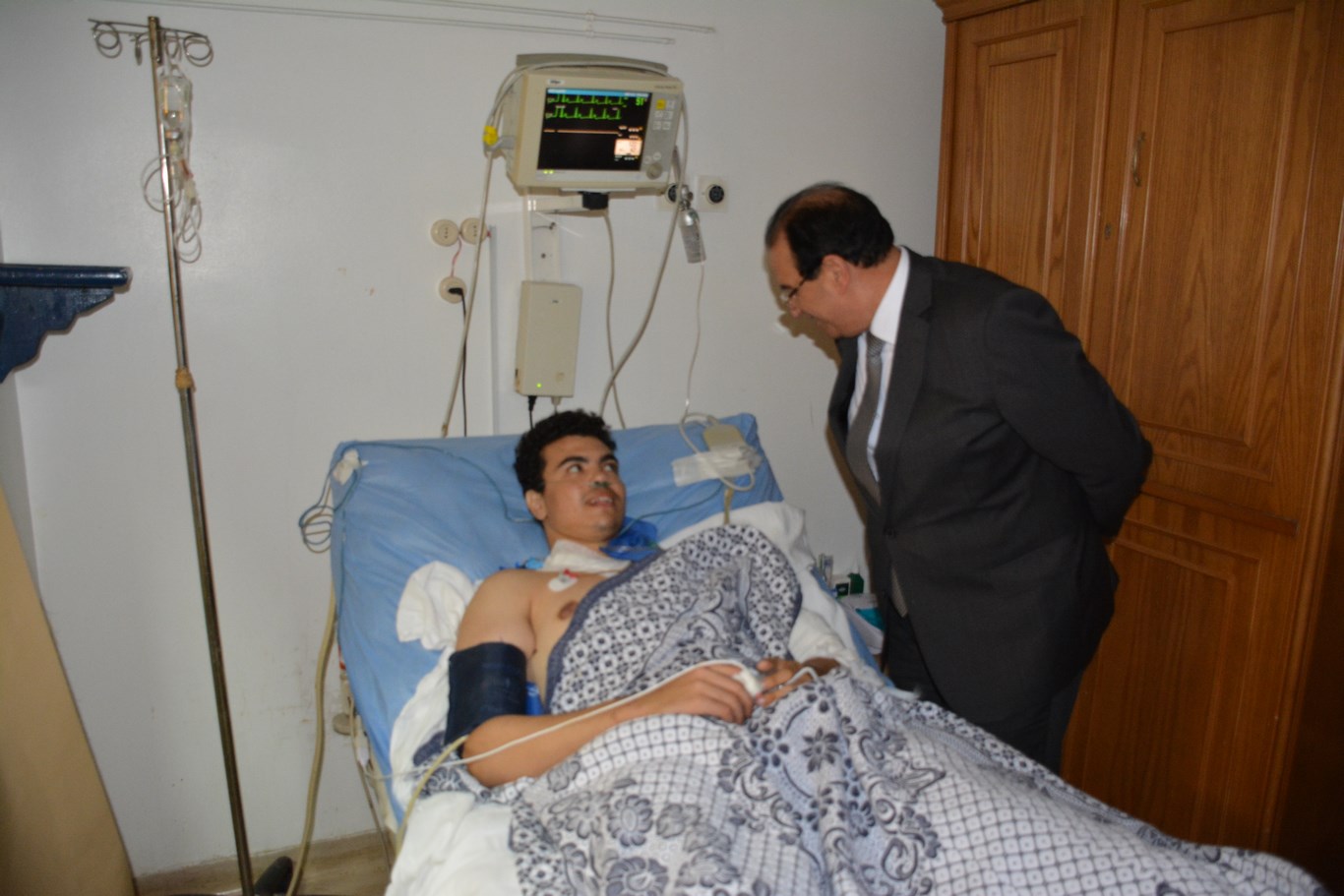محافظ الدقهلية يزور مصابي حادث بورسعيد (6)