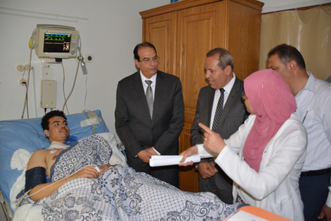 محافظ الدقهلية يزور مصابي حادث بورسعيد (7)