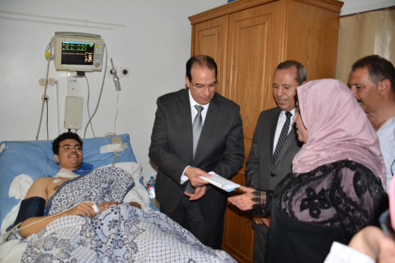 محافظ الدقهلية يزور مصابي حادث بورسعيد (1)
