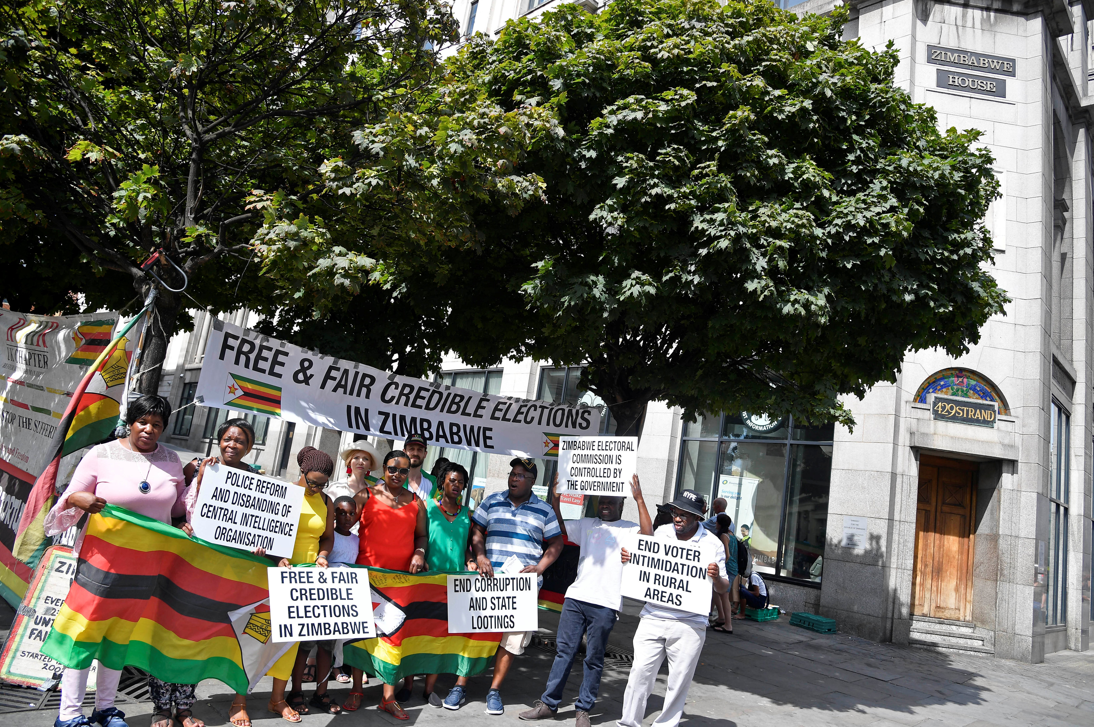المظاهرات أمام السفارة فى لندن